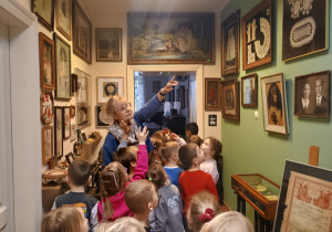 Dzieci oglądają zabytkowe obrazy