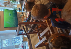 Dzieci poznają dawny proces tkania