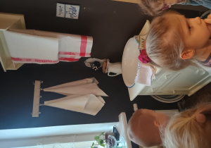 Dzieci zwiedzają mieszkanie danych mieszkańców Księżego Młyna