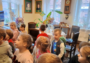 Dzieci zwiedzają pokój dawnej rodziny fabrykanckiej