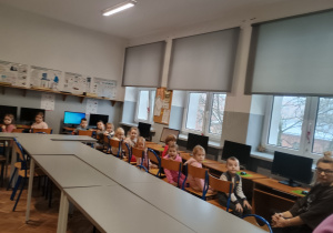 Dzieci przed komputerami oczekują na zadania