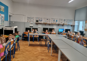 Dzieci przed komputerami oczekują na zadania