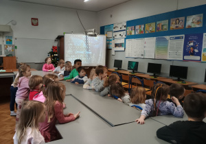 Dzieci słuchają instrukcji nauczyciela