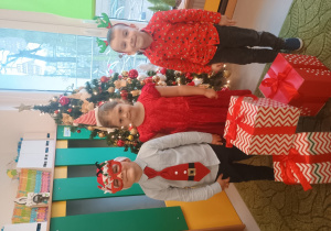 Dzieci w zabawnych przebraniach świątecznych