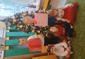 Dzieci w zabawnych przebraniach świątecznych