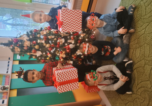 Dzieci w zabawnych przebraniach świątecznych