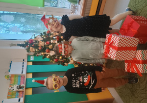 Dzieci w zabawnych przebraniach świątecznych