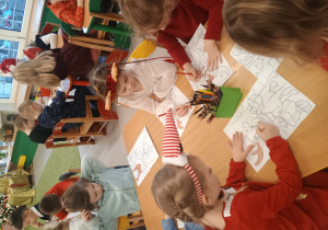 Dzieci wykonują świąteczne obrazki dla Mikołaja