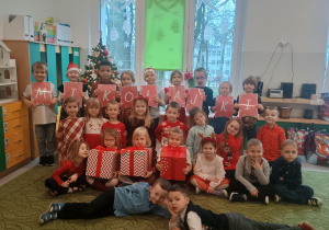 Dzieci z napisem Mikołajki