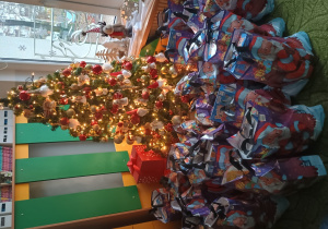 Prezenty od Mikołaja pod choinką