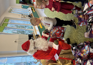 Chłopiec odbiera prezent od Mikołaja