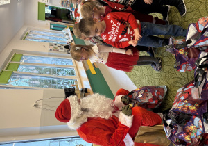 Chłopiec odbiera prezent od Mikołaja