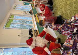 Chłopiec odbiera prezent od Mikołaja