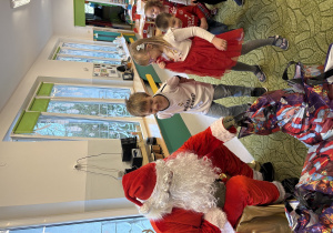 Chłopiec odbiera prezent od Mikołaja