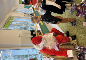 Chłopiec odbiera prezent od Mikołaja