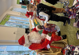 Chłopiec odbiera prezent od Mikołaja