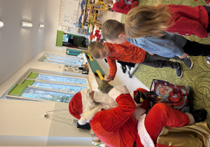 Chłopiec odbiera prezent od Mikołaja