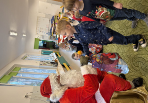 Chłopiec odbiera prezent od Mikołaja