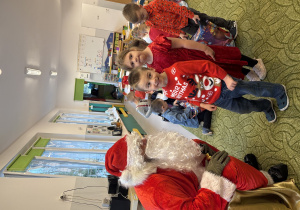 Chłopiec odbiera prezent od Mikołaja