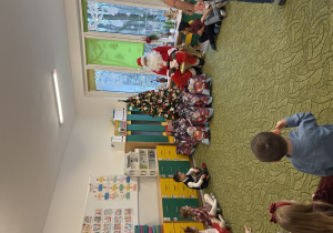 Dzieci rozmawiają z Mikołajem