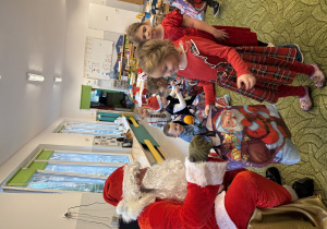 Dziewczynka odbiera prezent od Mikołaja