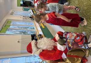 Dziewczynka odbiera prezent od Mikołaja