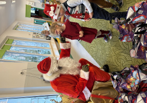 Dziewczynka odbiera prezent od Mikołaja