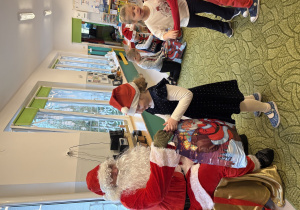 Dziewczynka odbiera prezent od Mikołaja