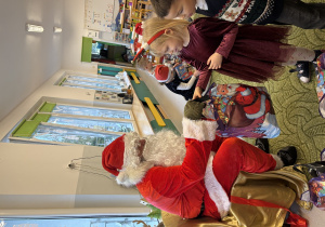 Dziewczynka odbiera prezent od Mikołaja