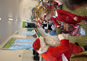 Dziewczynka odbiera prezent od Mikołaja