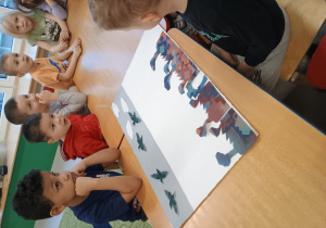 Dzieci naklejają elementy obrazu z tkanin