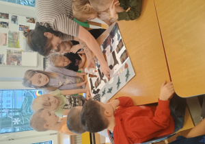 Dzieci naklejają elementy obrazu z tkanin