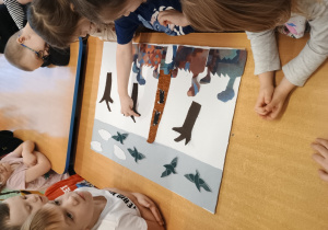 Dzieci naklejają elementy obrazu z tkanin