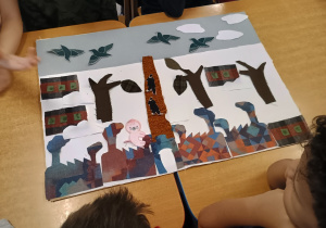 Dzieci naklejają elementy obrazu z tkanin