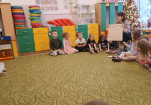 Dzieci poznają różne rodzaje tkanin