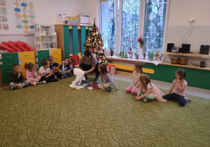 Dzieci poznają różne rodzaje tkanin