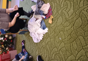 Dzieci poznają różne rodzaje tkanin