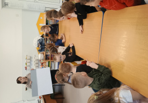 Dzieci słuchają instrukcji prowadzącej warsztaty