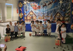 Dzieci śpiewają piosenkę