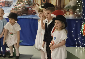 Dzieci w strojach bałwanków