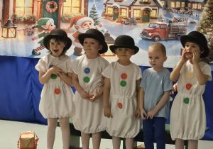 Dzieci w strojach bałwanków