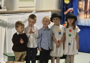 Dzieci w strojach bałwanków