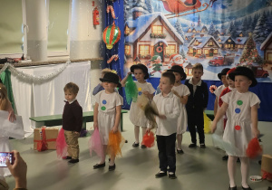 Dzieci tańczą taniec z hustkami