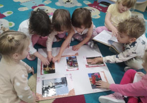 Dzieci oglądają plakat ze zdjęciami