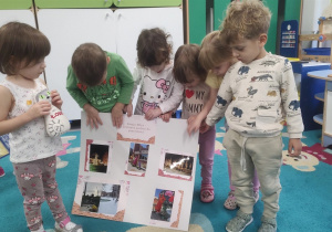 Dzieci oglądają plakat ze zdjęciami