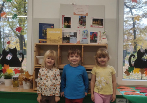 Dzieci pozują pod stworzoną przez nich mapą myśli