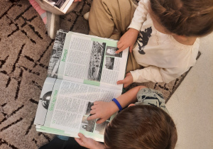 Dzieci oglądają albumy