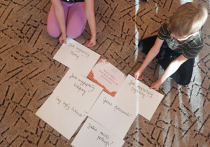 Dzieci tworzą mapę myśli z pytaniami