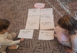 Dzieci tworzą mapę myśli z pytaniami