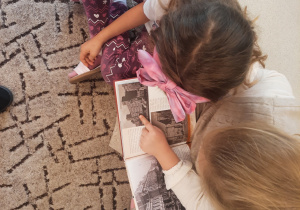 Dzieci oglądają książkę